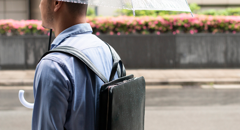 雨の日をどう過ごす？レザーバッグの雨染み検証