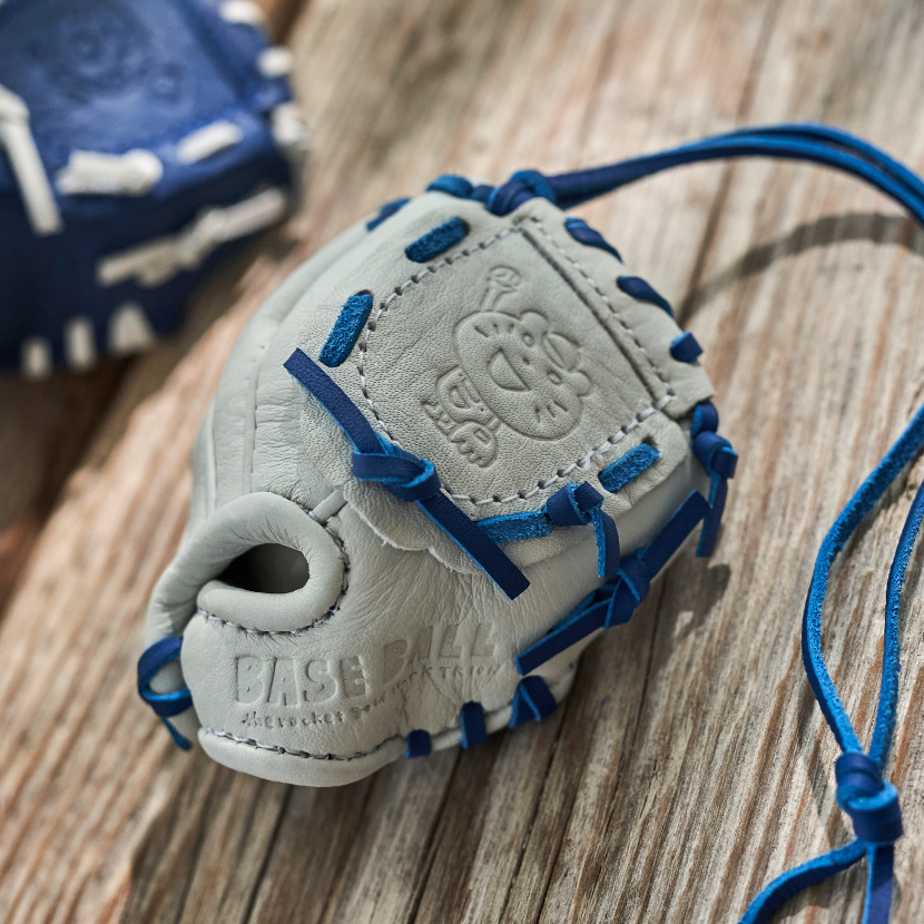 White×Royal Blueのミニグローブチャーム
