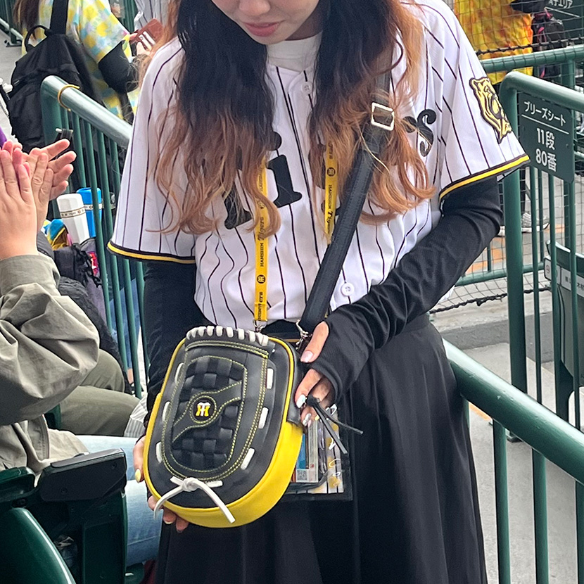 トライオンと阪神タイガースのコラボショルダーバッグ