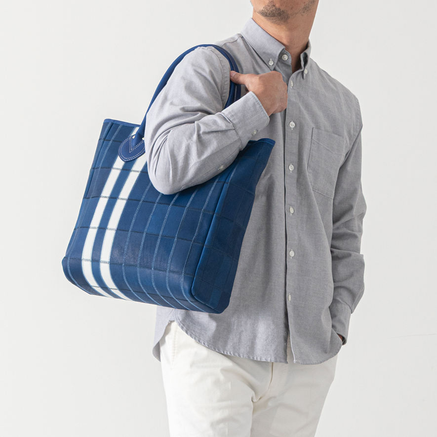 トートバッグを男性が担いでいる