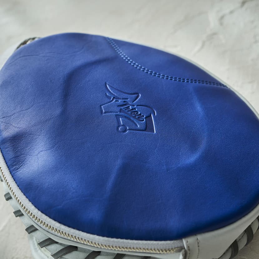TRIONのミット型トレーニングミットのレザーショルダーバッグの背面