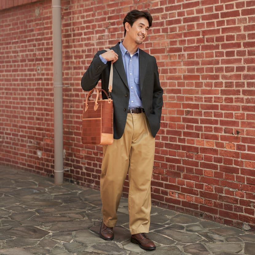 TRIONのレザートートバッグ縦型を男性が着用の全身