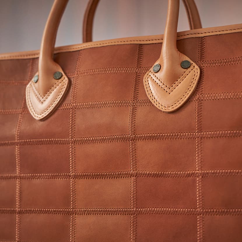 TRIONのレザートートバッグの革素材