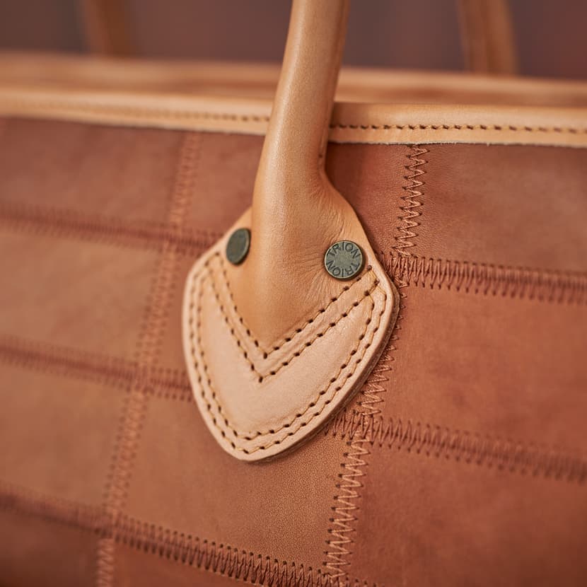 TRIONのレザートートバッグの部分見せ