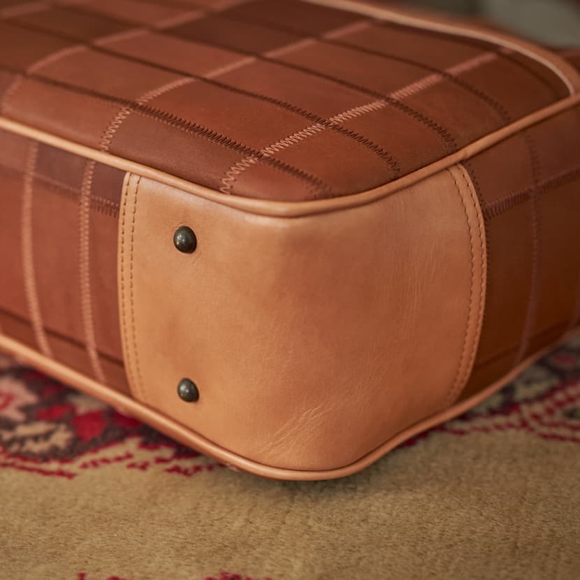 TRIONのレザートートバッグの部分見せ