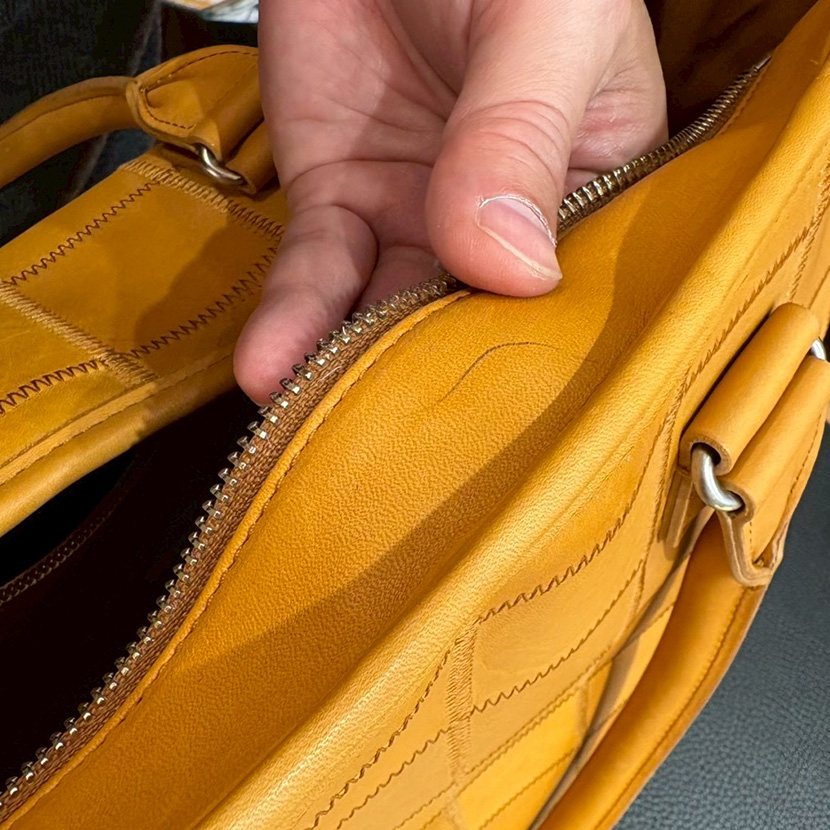 レザーバッグ ボールペンの跡