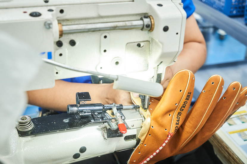 TRIONの野球グラブのものづくり