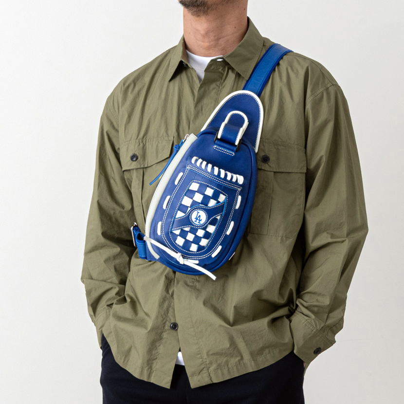 ドジャースのグローブボディバッグの人持ち