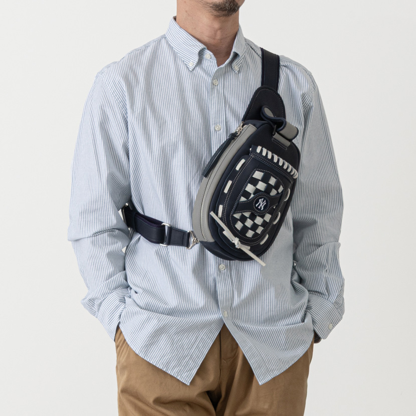 ヤンキースのグローブボディバッグの人持ち