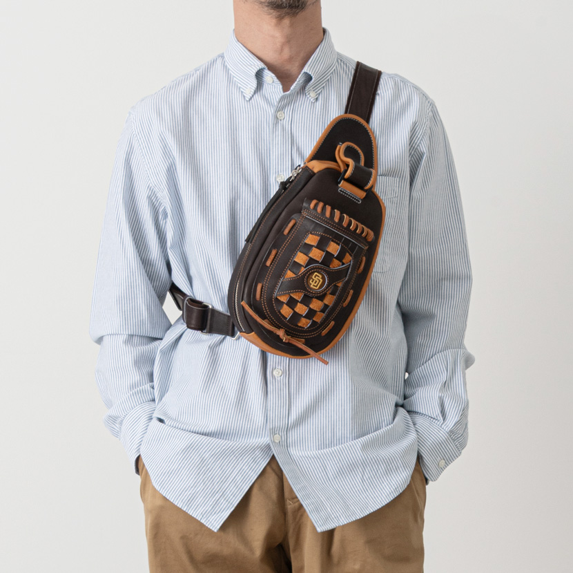 パドレスのグローブボディバッグの人持ち