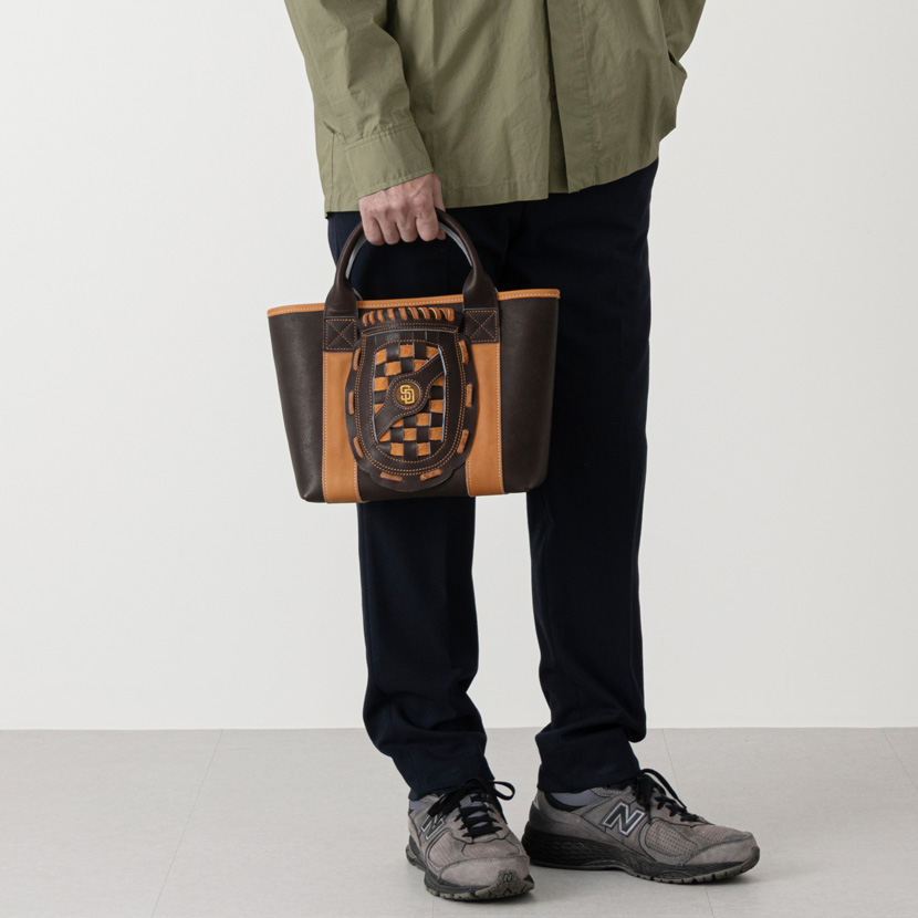 パドレスのグローブミニトートの人持ち